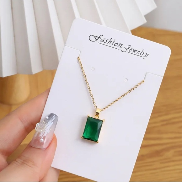 Elegant Green Pendant Necklace - Picture 1 of 1